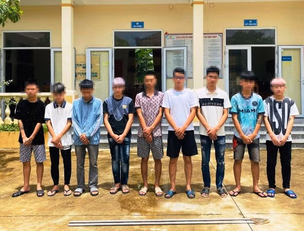 Nhóm đối tượng bị bắt giữ cùng hung khí nguy hiểm.