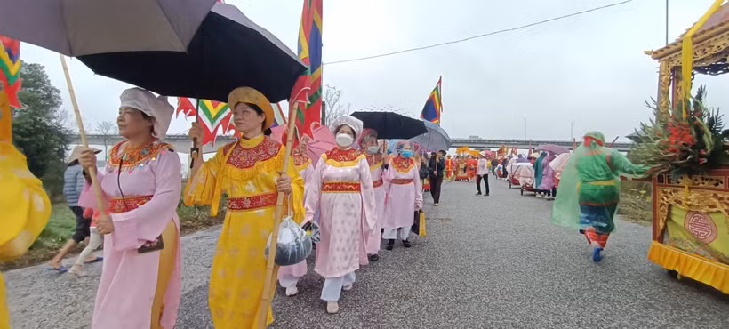 Đoàn rước nước với hàng trăm người, kéo dài hơn nửa cây số từ đền Trần Thái Bình ra ngã ba sông Hồng, sông Luộc lấy nước.