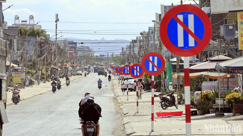 Biển báo cấm cùng loại "xếp lớp" trên đoạn đường khoảng 1 km, thuộc Quốc lộ 27, đoạn qua huyện Đơn Dương, Lâm Đồng. 