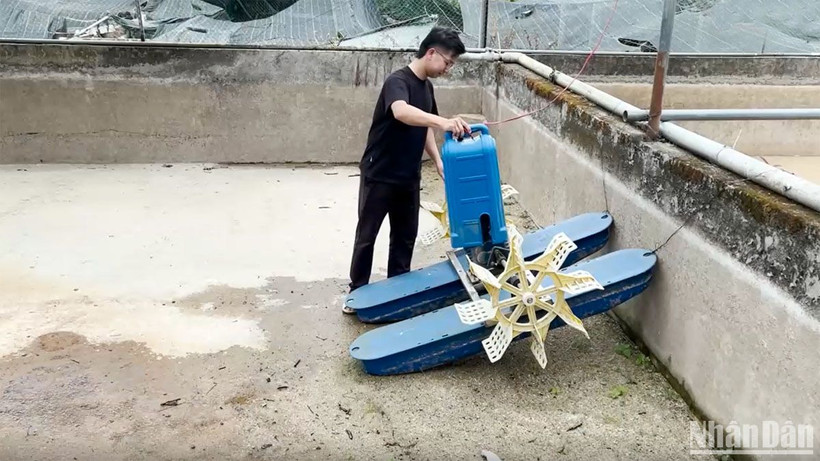 Nguồn nước suối đang cạn kiệt khiến nhiều hộ nuôi cá nước lạnh tại xã Rô Men, huyện Đam Rông, Lâm Đồng lo lắng.