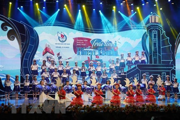 Tiết mục "Lấp lánh Trường Sa" với sự thể hiện của câu lạc bộ Sao Tuổi thơ tại buổi giao lưu. (Ảnh: TTXVN)