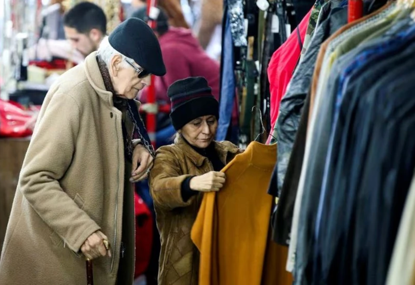 Người dân mua sắm ở một cửa hàng bán quần áo cũ tại thủ đô Buenos Aires của Argentina. (Ảnh: Reuters)