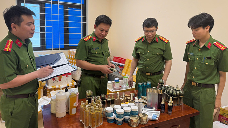 Cảnh sát điều tra kiểm đếm, kê biên các loại mỹ phẩm giả.