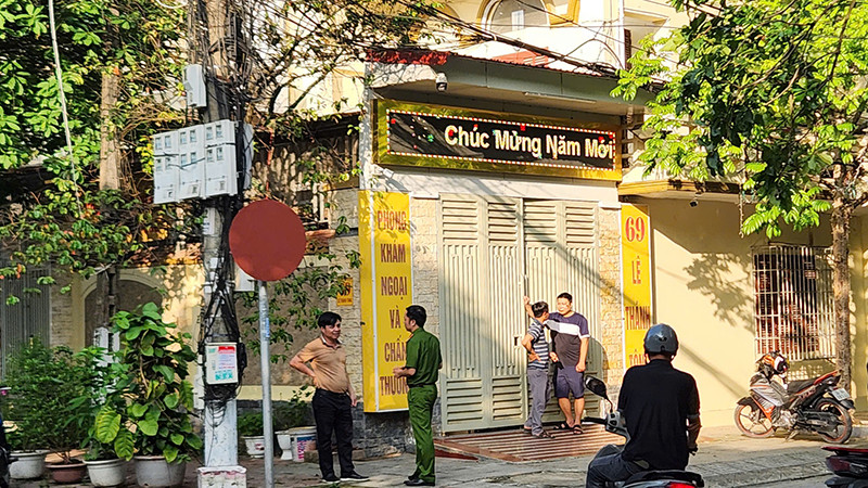 Khu vực bên ngoài phòng khám xảy ra sự việc.