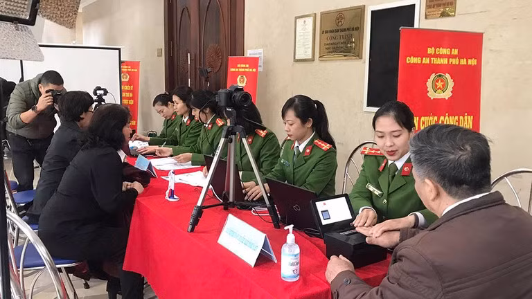 Công an tổ chức cấp Căn cước công dân. (Ảnh: Báo Điện tử Chính phủ)