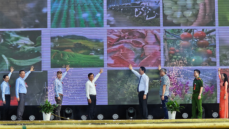 Các đại biểu khai trương giới thiệu nông sản, thực phẩm an toàn.