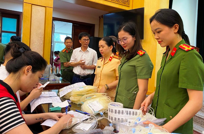 Các nữ Công an thực hiện thủ tục hiến máu.