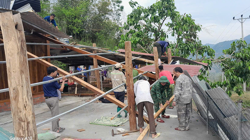 Các lực lượng trực giúp hộ dân ở xã Trung Lý khắc phục hậu quả dông lốc.