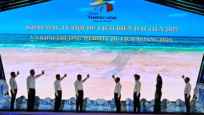 Các đại biểu khai trương website du lịch Hoằng Hóa.