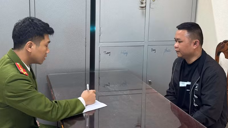 Công an xét hỏi đối tượng Nguyễn Viết Thông.