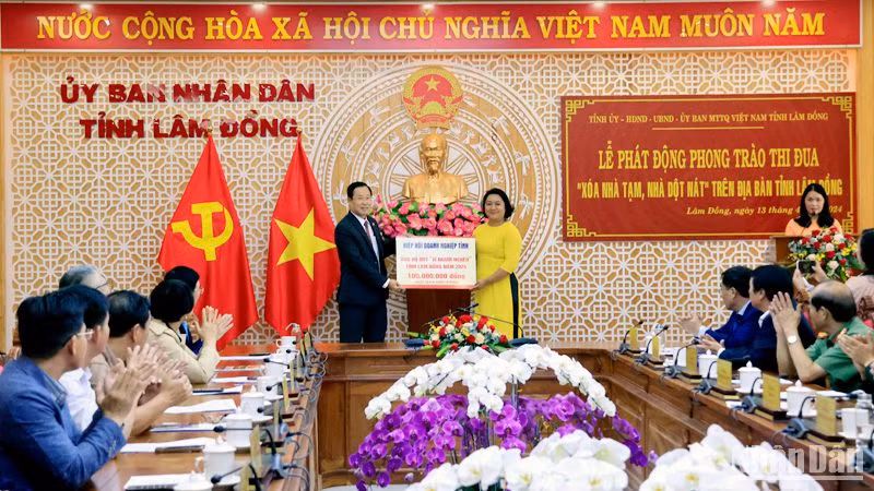 Nhiều đơn vị, tổ chức ủng hộ phong trào "xóa nhà tạm, nhà dột nát" trên địa bàn tỉnh Lâm Đồng tại lễ phát động.