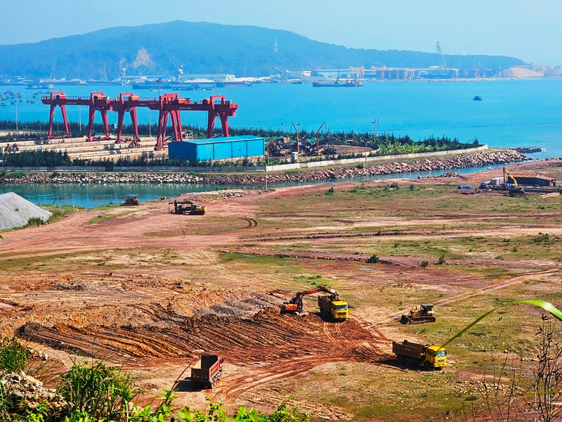 Thi công hạ tầng, khai thác lợi thế cảng biển ở Khu kinh tế Nghi Sơn.