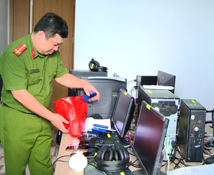 Công an kiểm tra các thiết bị nhóm đối tượng sử dụng để thực hiện hành vi lừa đảo.