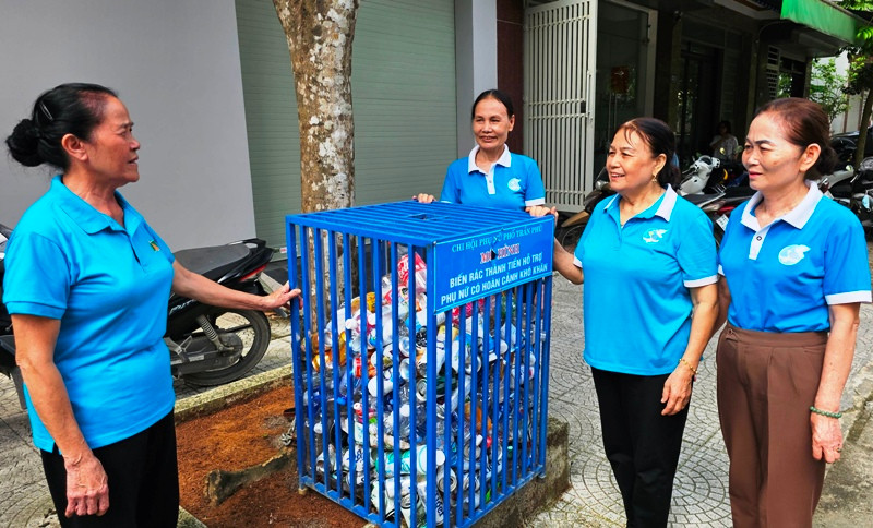 Mô hình "biến rác thải thành tiền" của phụ nữ phường Phú Sơn, thành phố Thanh Hóa.
