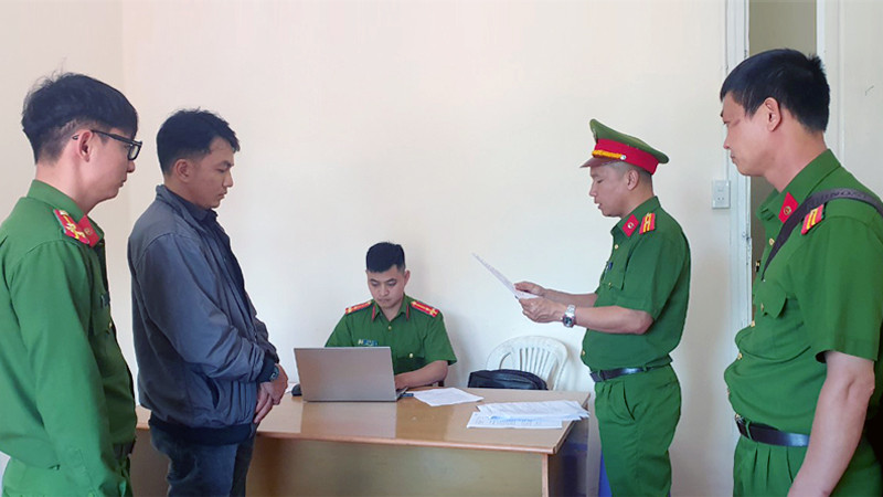 Cơ quan công an thực hiện lệnh bắt giam bị can.