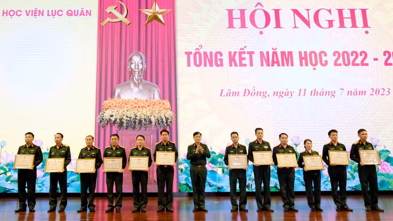 Lãnh đạo Học viện Lục quân trao danh hiệu Chiến sĩ thi đua toàn quân tặng các cá nhân.