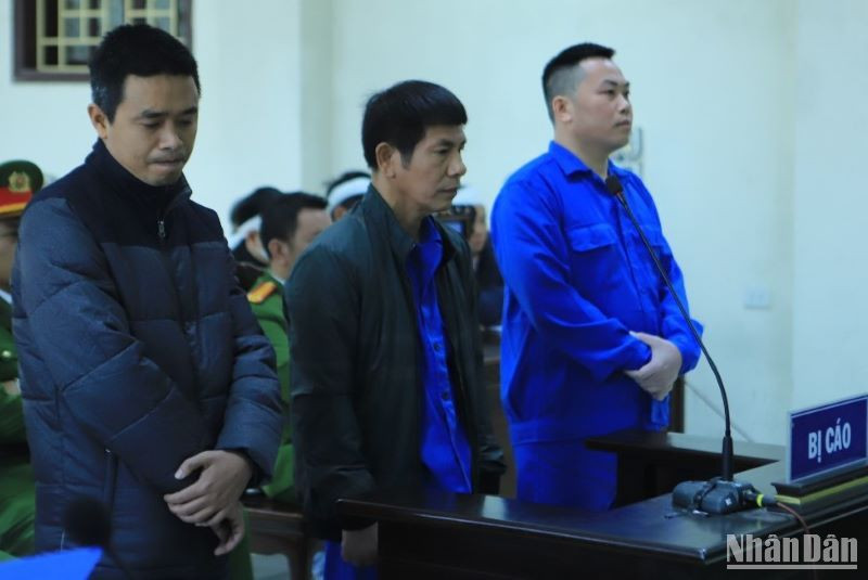 3 cựu công an tại phiên xét xử.