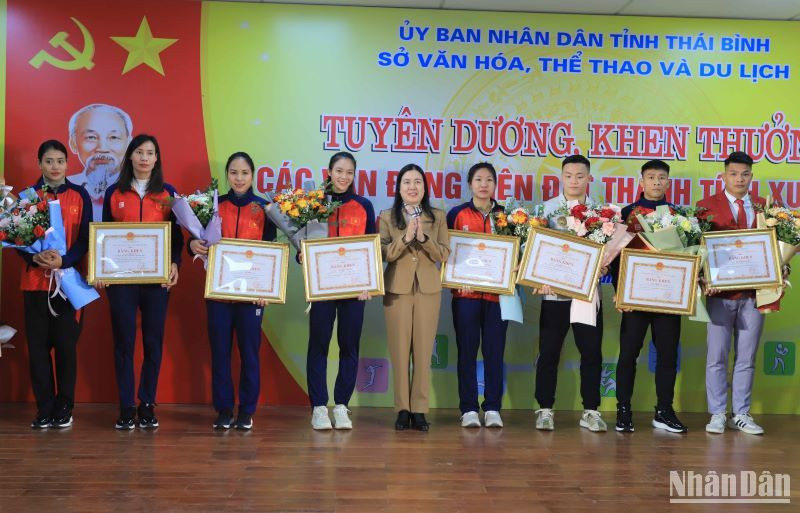 Lãnh đạo tỉnh Thái Bình tặng Bằng khen cho các vận động viên.