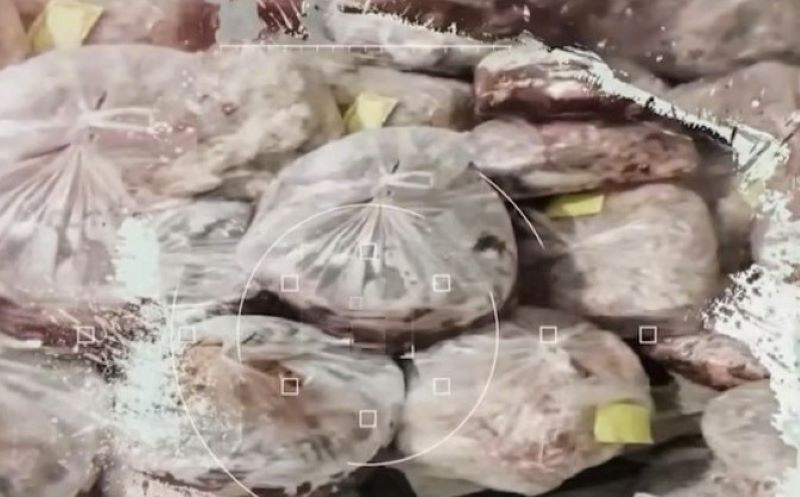 Nguyên liệu làm xúc xích của Công ty trách nhiệm hữu hạn thực phẩm Bảo An T&V (thành phố Thái Bình) được phương tiện thông tin đại chúng phản ánh và cho rằng không bảo đảm an toàn thực phẩm. (Ảnh cắt từ clip)