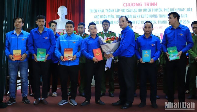 Tỉnh đoàn Thái Bình trao tặng 600 đầu sách pháp luật cho các Câu lạc bộ tuyên truyền, phổ biến pháp luật. 