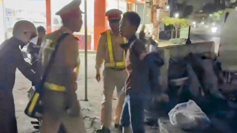 Đối tượng Bùi Đức Hiếu (bên phải) tại hiện trường vụ việc. (Ảnh bạn đọc cung cấp)