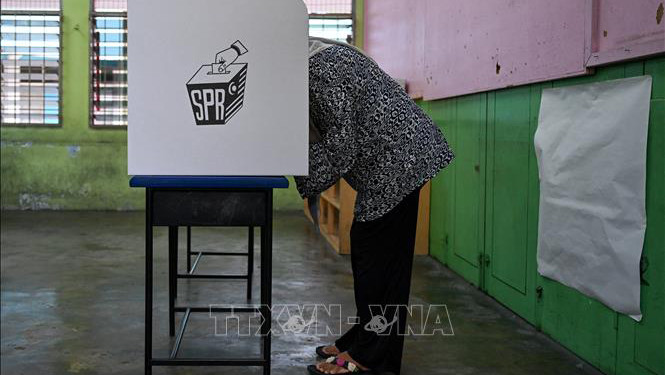 Cử tri bỏ phiếu tại một địa điểm bầu cử ở Selayang, Malaysia, ngày 12/8/2023. (Ảnh: AFP/TTXVN)