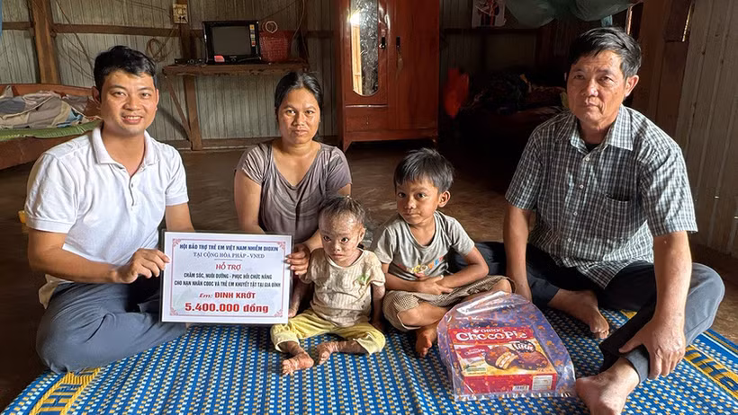 Ảnh minh họa: Tặng quà cho gia đình nạn nhân da cam. (Ảnh: Cổng thông tin điện tử tỉnh Gia Lai)