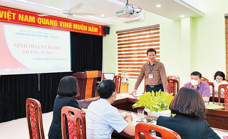 Một buổi sinh hoạt chi bộ Trường tiểu học Ái Mộ B, Ðảng ủy phường Ngọc Lâm, quận Long Biên. (Ảnh TRƯƠNG THỊ VÂN)