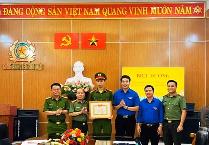 Huyện đoàn Thọ Xuân trao tặng Giấy khen cho đoàn viên Lê Anh Biên.