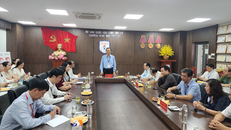 Đoàn công tác kiểm tra việc chuẩn bị các điều kiện chấm thi tại Trường THCS Chu Văn An (quận Tây Hồ).