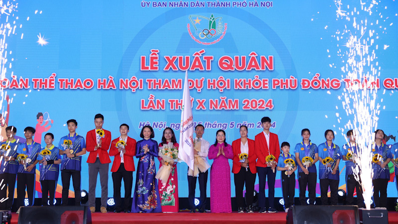 Ban tổ chức thực hiện nghi lễ xuất quân.