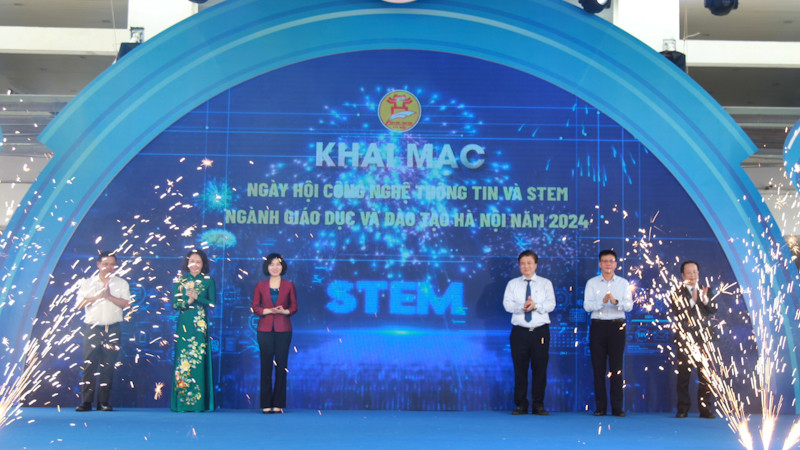 Các đại biểu thực hiện nghi thức khai mạc ngày hội.