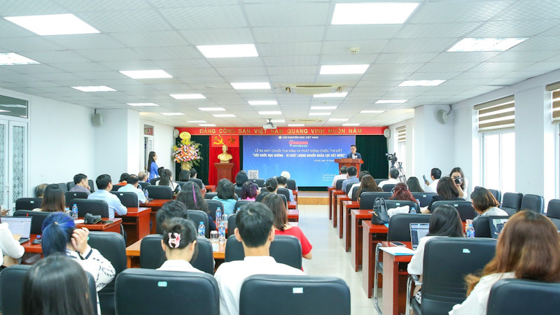Quang cảnh buổi tọa đàm và phát động cuộc thi viết.