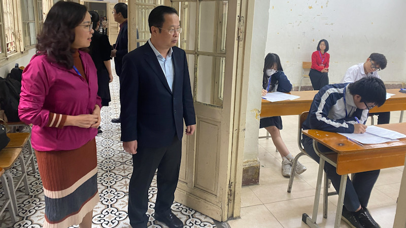 Đoàn công tác của Sở Giáo dục và Đào tạo Hà Nội kiểm tra tại Trường trung học phổ thông Trần Phú (quận Hoàn Kiếm).