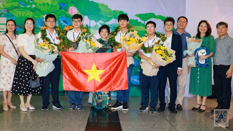 Đoàn học sinh trở về trong sự chào đón nồng nhiệt của gia đình, thầy, cô giáo và bạn bè.