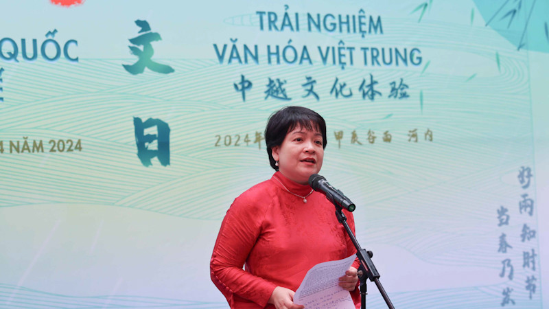 Nhà giáo Trần Thùy Dương, Hiệu trưởng Trường trung học phổ thông chuyên Hà Nội - Amsterdam phát biểu ý kiến tại buổi giao lưu.