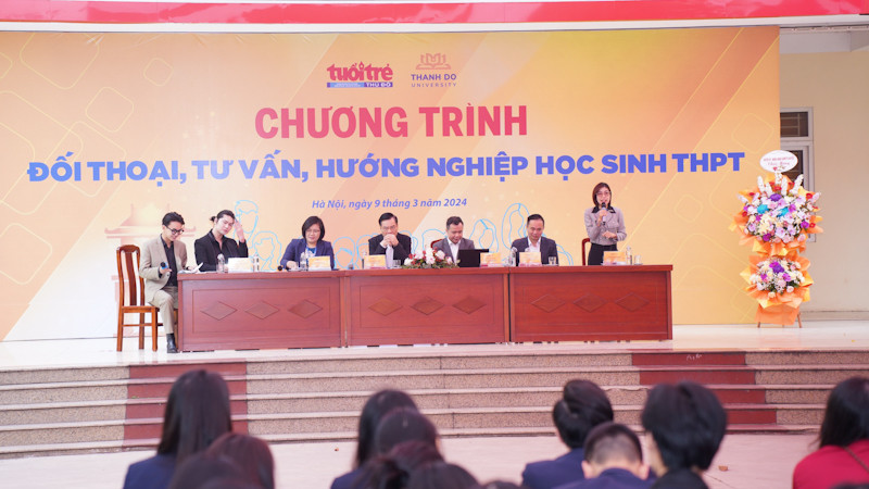 Đại diện cơ quan quản lý, cơ sở đào tạo giải đáp thắc mắc của học sinh.