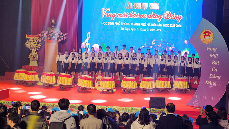 Liên hoan hợp xướng thu hút đông đảo học sinh phổ thông tham gia.