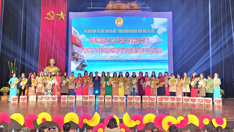 Tặng quà các nhà giáo có chồng đang công tác tại biển đảo.