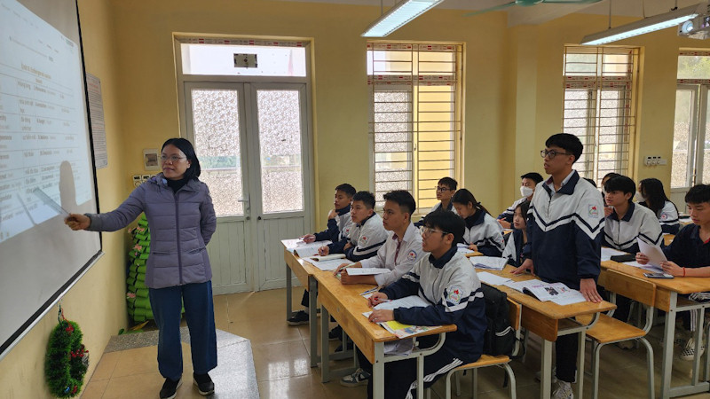 Học sinh Vũ Thế Sơn, Trường trung học phổ thông Phùng Khắc Khoan - Thạch Thất (đứng phát biểu) đoạt giải Nhì môn Vật lý.