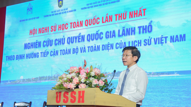 Giáo sư, Tiến sĩ Hoàng Anh Tuấn, Hiệu trưởng Trường đại học Khoa học xã hội và Nhân văn (Đại học Quốc gia Hà Nội) phát biểu ý kiến.