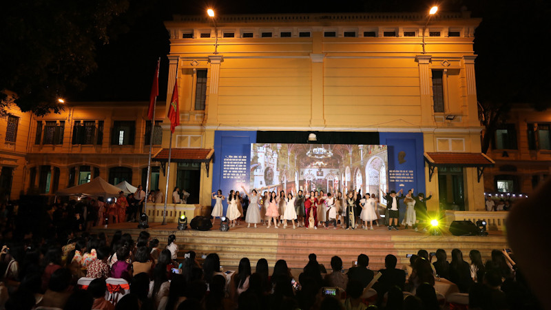 Hơn 2.000 học sinh tham dự chương trình.