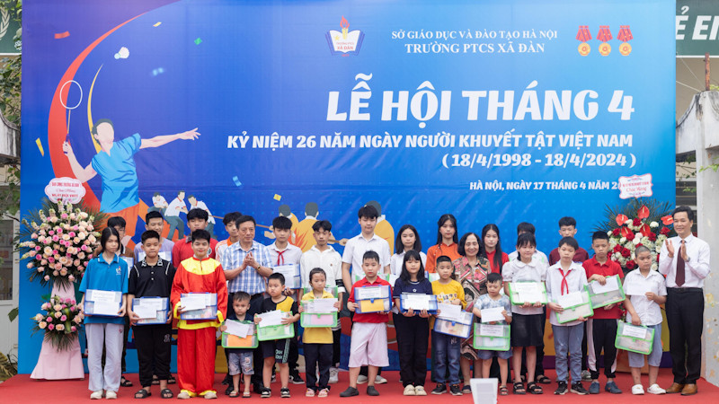 Tặng quà cho những học sinh khuyết tật vượt khó, vươn lên trong học tập.