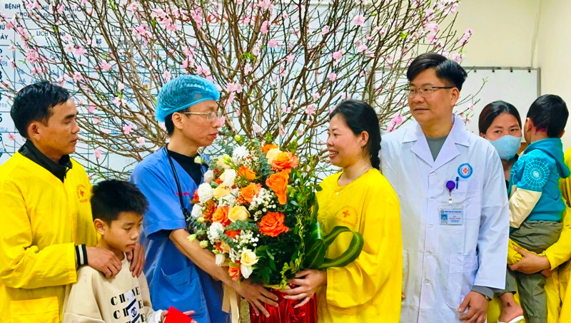 Niềm vui của gia đình cùng nhân lực y tế.