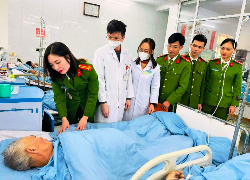 Thành viên đoàn công tác ân cần hỏi thăm sức khỏe bệnh nhân.