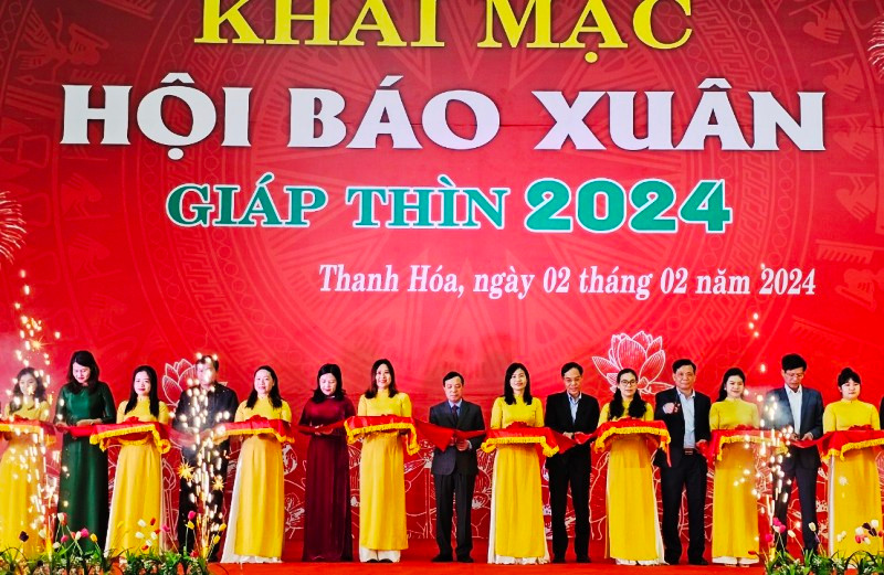 Các đại biểu cắt băng khai mạc Hội báo Xuân 2024.