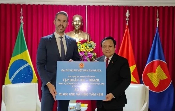 Đại diện công ty JBS của Brazil chung tay hỗ trợ đồng bào miền trung Việt Nam bị ảnh hưởng thiên tai.