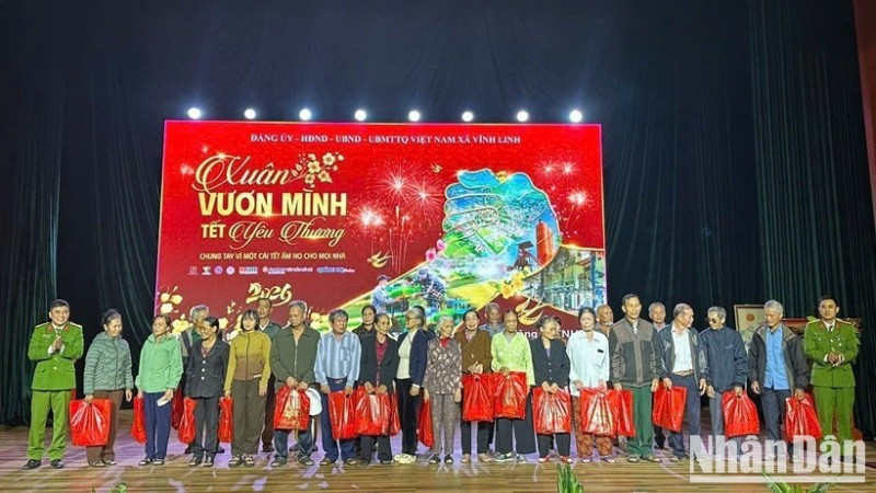 Công an xã Vĩnh Linh trao quà Tết đến các hộ dân có hoàn cảnh khó khăn trên địa bàn xã.