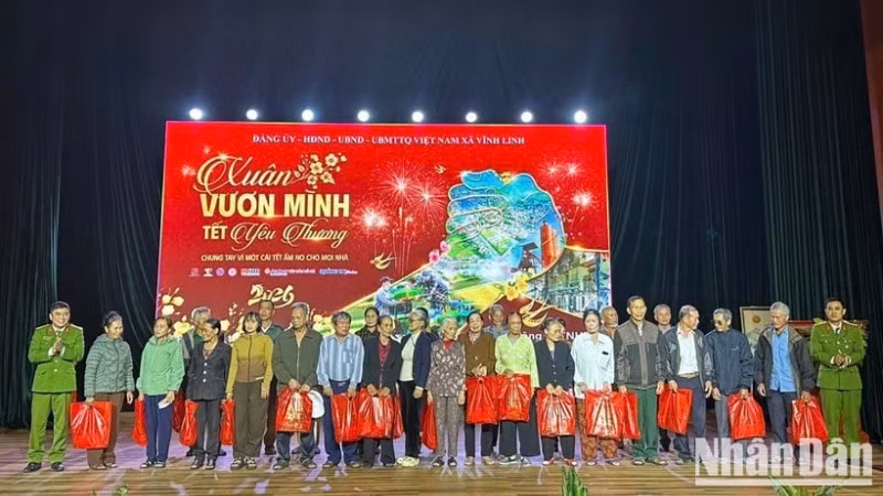 Công an xã Vĩnh Linh trao quà Tết đến các hộ dân có hoàn cảnh khó khăn trên địa bàn xã.