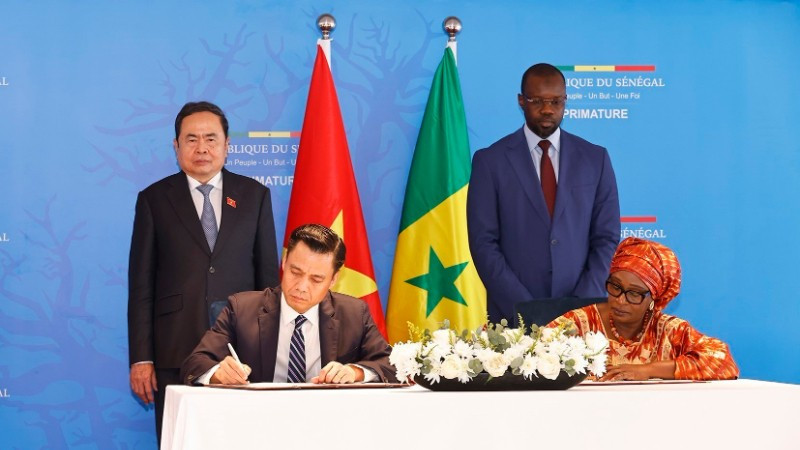 Chủ tịch Quốc hội Trần Thanh Mẫn và Thủ tướng Senegal Ousmane Sonko chứng kiến Bộ Ngoại giao Việt Nam và Bộ Hội nhập châu Phi và Ngoại giao Senegal ký kết Bản ghi nhớ về hợp tác. (Ảnh: TTXVN)